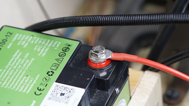 Batterie anschliessen Verkabelung im Camper