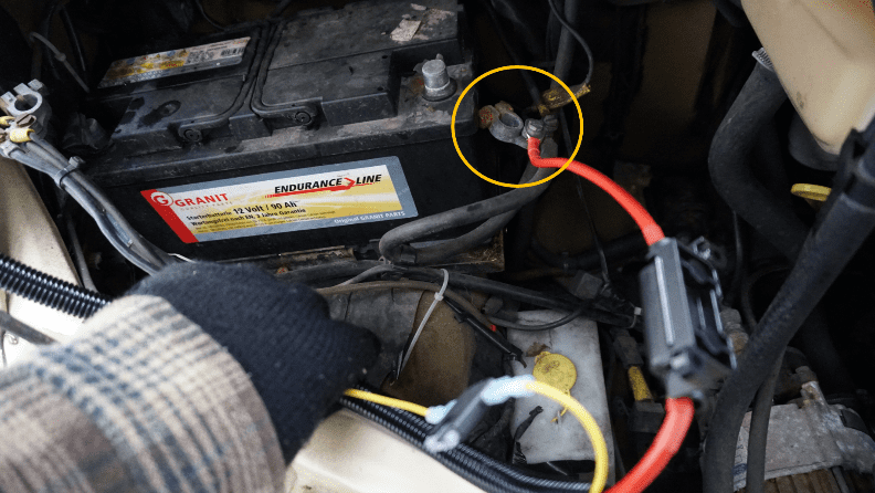 Plus Kabel Verbindung an der Batterie